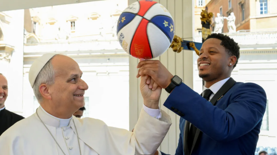 SIMPATIČAN PRIZOR U VATIKANU: Harlem Globetrotters učili papu Lava XIV. košarkaškim trikovima (VIDEO)