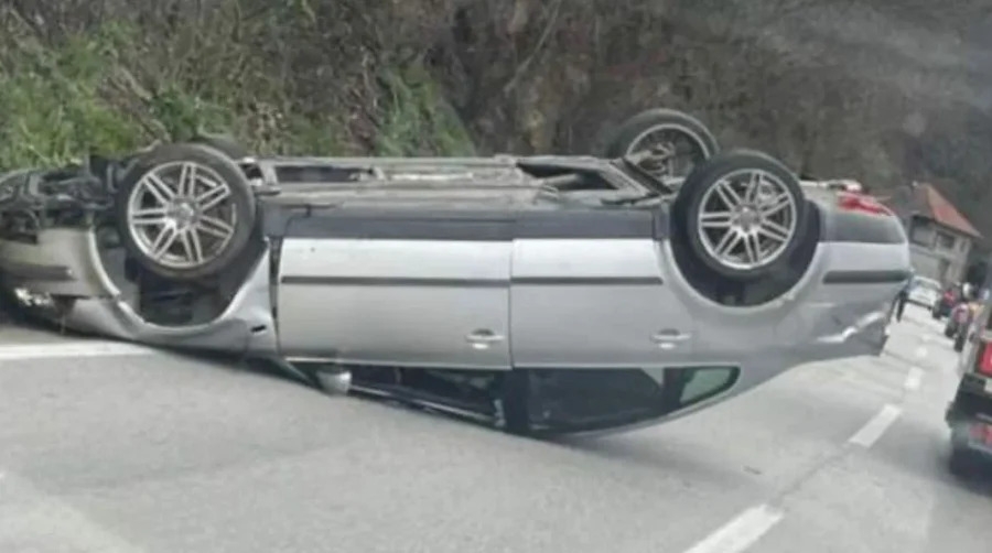 SAOBRAĆAJNA NEZGODA NA MAGISTRALNOM PUTU: Automobil završio na krovu