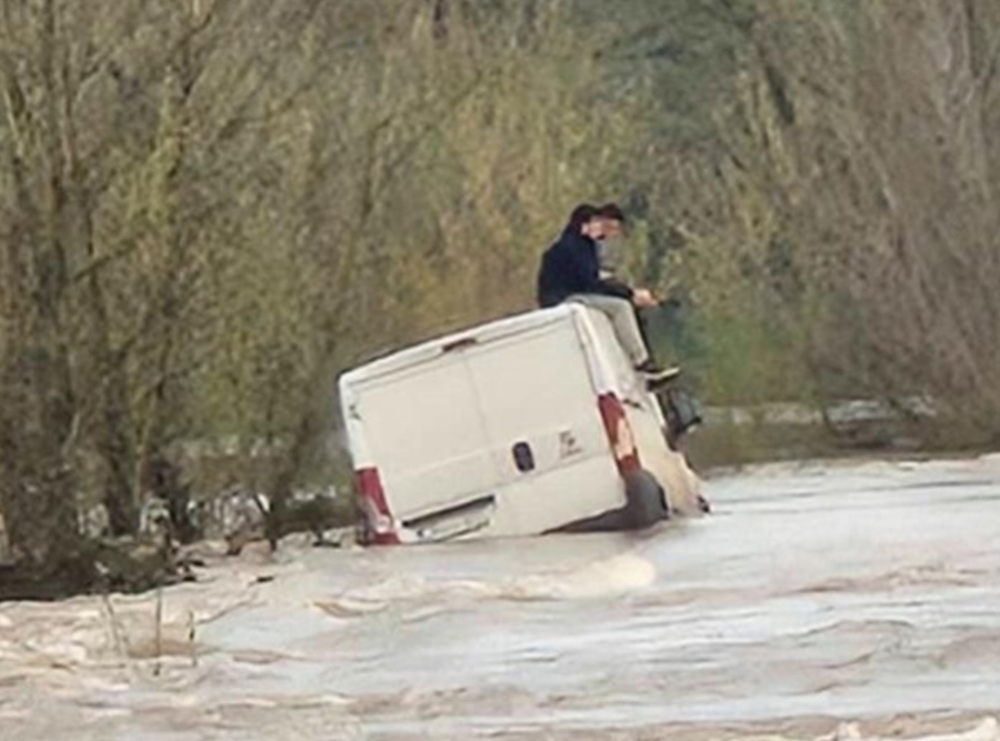 ZA DLAKU IZBJEGNUTA TRAGEDIJA: Dramatično spašavanje u BiH, mladići završili na krovu kombija