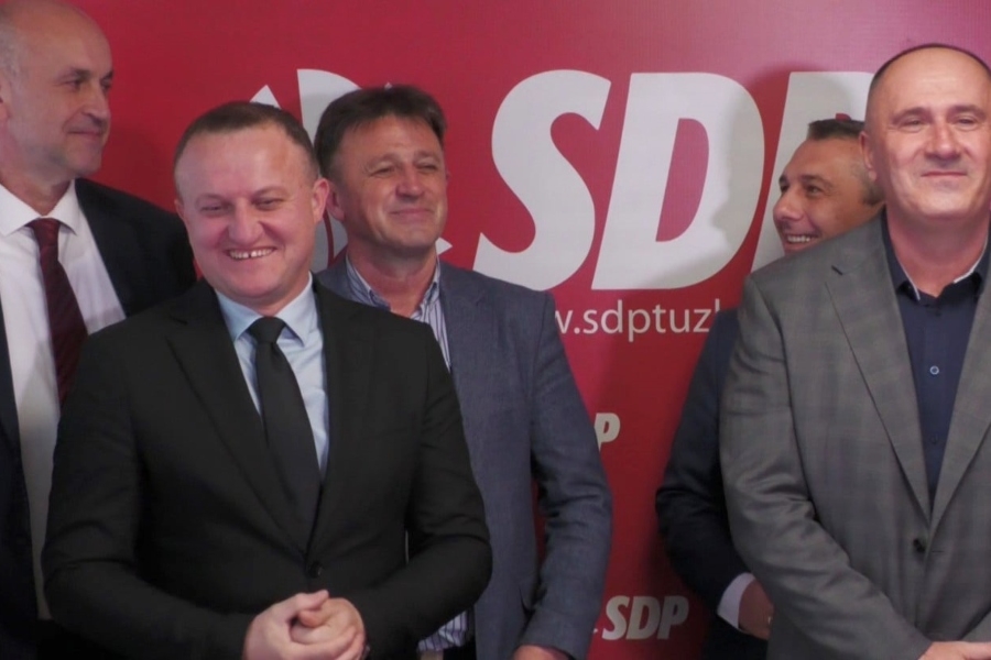 VELIKI POLITIČKI TRANSFER PRED IZBORE: Efendićeva Stranka za BiH se osipa, cijeli općinski odbor prešao u Nikšićev SDP