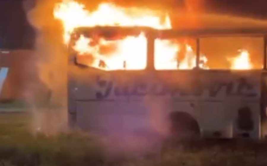 OSVETA VUČIĆEVOG REŽIMA?: Autoprevozniku koji podržava studente zapalili autobus - 'Nema stajanja' (VIDEO)