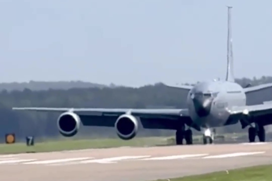 SLETIO U BRITANIJU RADI POPRAVKA: Da li je američki Boeing KC-135R Stratotanker oštećen gelerima od iranskih raketa u napadu u Saudijskoj Arabiji (VIDEO)