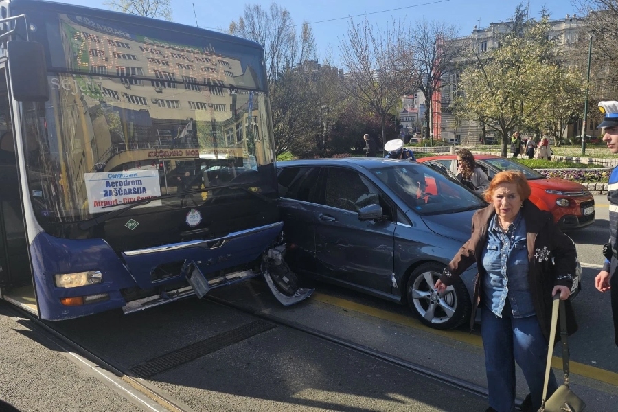 HAOS U CENTRU SARAJEVA: Sudarili se automobil i autobus, tramvaji ne rade