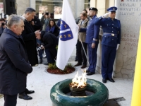 DAN GRADA SARAJEVA: Zvaničnici i brojni građani položili cvijeće kod Vječne vatre i na Šehidskom mezarju Kovači (FOTO)
