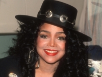 DUGO JE NIJE BILO U JAVNOSTI: Sestra Michaela Jacksona neprepoznatljiva na premijeri (FOTO)