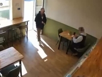 STRAVIČAN SNIMAK IZ KAFIĆA: Napad nožem usred dana... (VIDEO)