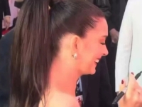 NAKON ŠTO JE IZGOVORILA RIJEČ 'INSHALLAH': Fan glumici Anne Hathaway poklonio islamsku svetu knjigu Kur'an