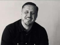 DRUŠTVENE MREŽE 'EKSPLODIRALE': Bh. glumac uzeo mikrofon u ruke i putnicima počeo dijeliti uputstva...