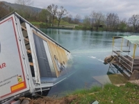 STRAVIČNA TRAGEDIJA U BiH: Kamionom sletio u rijeku, vozač poginuo