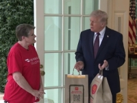 'TI SI VJEROVATNO GLASALA ZA MENE': Trump se obratio radnici DoorDasha koja mu je iz McDonaldsa donijela brzu hranu u Bijelu kuću (FOTO + VIDEO)