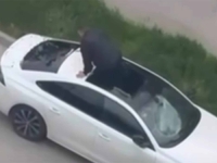 NEVJEROVATNE SCENE U TUZLI: Uništavao auto, pa propao kroz krov (VIDEO)