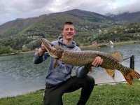 ČUDO U BOSNI I HERCEGOVINI: Mladi ribar izvukao štuku od skoro 7 kilograma (FOTO)