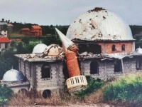 KOSOVO SE SJEĆA SRPSKIH RATNIH ZLOČINA NAD BOŠNJACIMA U BOSNI:  Izložba u Prištini pokazuje 832 uništene džamije - 'Islamofobija je bila glavni motiv u činjenicu genocida'