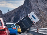 DRAMATIČAN PRIZOR IZ HRVATSKE: Vozač ignorisao upozorenje, bura prevrnula kamp-prikolicu (VIDEO)