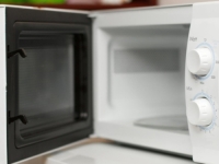 TAJNA IZ KUHINJE: Sve više vozača ostavlja ključeve automobila u mikrovalnoj pećnici, ovo je razlog