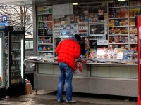 HIT NA INTERNETU: Deda na trafici upitao prodavačicu ima li kondoma, a onda – urnebes...