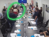 NASTAO HAOS I METEŽ: Zastupnik ostao bez majice prije početka sjednice, pogledajte detalje (VIDEO)