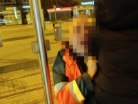 INCIDENT NA TRAMVAJSKOM STAJALIŠTU: Pijan vrijeđao ljude, zaštitarke ga pokušale smiriti, nasrnuo na jednu od njih
