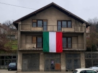 KAKVA KUĆA, TAKAV I REZULTAT: Hrvat u Kiseljaku navijao protiv BiH, okačio zastavu Italije da provocira, a onda potop