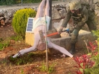 JEZIVA FOTOGRAFIJA S JUGA LIBANA: Izraelski vojnik razbija glavu statue Isusa