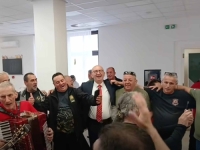 MOŽE LI MONSTRUOZNIJE: Pogledajte kako se zločinac Dario Kordić veseli uoči godišnjice stravičnog masakra u Ahmićima... (VIDEO)