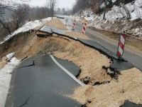 ALARMANTNO STANJE U TUZLANSKOM KANTONU: Poplave i klizišta uzimaju danak, uništeni putevi, poljoprivredno zemljište, porodični objekti... (FOTO, VIDEO)
