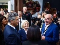 SKANDAL NA OTVARANJU SAJMA GOSPODARSTVA U MOSTARU: Tamburaši izveli pjesmu koja slavi zločinačku paradržavu Herceg-Bosnu (VIDEO)