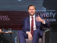 TRUMPOV SARADNIK OVO NIJE OČEKIVAO: Dok je držao govor iz publike stigla poruka - 'Isus ne podržava genocid!' (VIDEO)