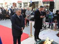 DAN GRADA SARAJEVA: Zvaničnici i brojni građani položili cvijeće kod Vječne vatre i na Šehidskom mezarju Kovači (FOTO)