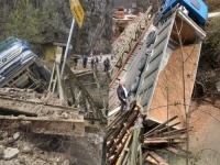 JEZIV PRIZOR U NAŠOJ ZEMLJI: Most se urušio, kamion završio u rijeci