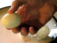 TRIK JE VRLO JEDNOSTAVAN: Kako za tren oka oguliti kuhano jaje...