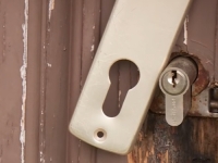 ZABORAVLJENI I PREPUŠTENI SAMI SEBI: Povratnici na zapadu Bosne i Hercegovine u svakodnevnom strahu, provaljuju im u crkvu, kuće...