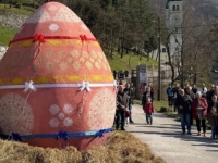 SNAŽAN BLAGDANSKI SIMBOL: Kraljeva Sutjeska dobila najveće uskrsno jaje na Balkanu, a visoko je čak...