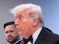 HAOS U TRUMPOVIM REDOVIMA: Ko vara američkog predsjednika?