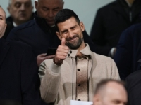 SRBI SE ČUDE STO NOVAK U SRED SARAJEVA JEDE MESO: Uslikan na mjestu gdje ga niko nije očekivao