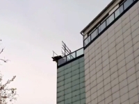 DRAMA U NOVOM SADU: Konstrukcija pala na ženu, prevezena u Urgentni centar (VIDEO)