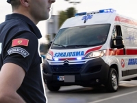 UZNEMIRUJUĆI SNIMAK SAOBRAĆAJNE NESREĆE: Vozač na pješačkom 'pokupio' majku i bebu u kolicima (VIDEO)