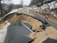NEVJEROVATNI PRIZORI: Odron progutao dio ceste Tuzla-Bijeljina, saobraćaj potpuno obustavljen (FOTO)