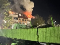 DRAMA NA DOBRINJI: Buknuo požar u potkrovlju stambene zgrade, vatrogasne ekipe u borbi sa vatrenom stihijom