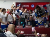 HAOS NA PRESS KONFERENCIJI REPREZENTACIJE: Zmajevi prekinuli govor Sergeja Barbareza pa zapjevali poznati hit