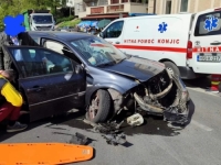 TEŠKA SAOBRAĆAJNA NESREĆA U BiH: 78-godišnjak se zabio u betonski zid, jedna osoba povrijeđena