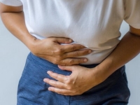 RAK DEBELOG CRIJEVA SVE ČEŠĆI KOD MLAĐIH: Obratite pažnju na ovih 7 znakova upozorenja