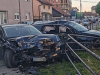 HAOS U BiH: Pijani vozač izgubio kontrolu nad vozilom i udario u tri parkirana automobila