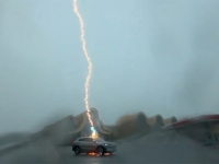 SEKUNDE DO KATASTROFE: Kineski električni automobil tri puta je pogodio grom, pogledajte kako je sve završilo...