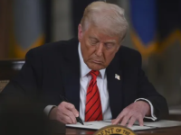 BLEF RAZOTKRIVEN: Trump prijeti bombama, a savjetnica tvrdi: 'On očajnički želi dogovor'