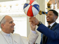 SIMPATIČAN PRIZOR U VATIKANU: Harlem Globetrotters učili papu Lava XIV. košarkaškim trikovima (VIDEO)