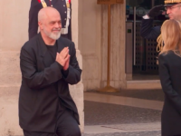 SNIMAK DIPLOMATSKOG ŠOUA U RIMU: Edi Rama 'pao' na koljena pred Giorgiom Meloni (VIDEO)