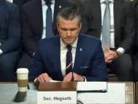 MUK U KONGRESU NAKON TEŠKE OPTUŽBE: 'Ti si ratni zločinac!' - Pogledajte ledenu reakciju Petea Hegsetha (VIDEO)