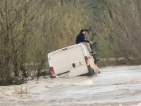 ZA DLAKU IZBJEGNUTA TRAGEDIJA: Dramatično spašavanje u BiH, mladići završili na krovu kombija