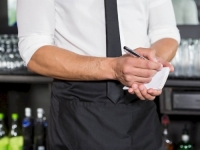 HIT NA INTERNETU: Procurila fotografija iz kafane u Njemačkoj, žena mu nije dala da podigne ruku...